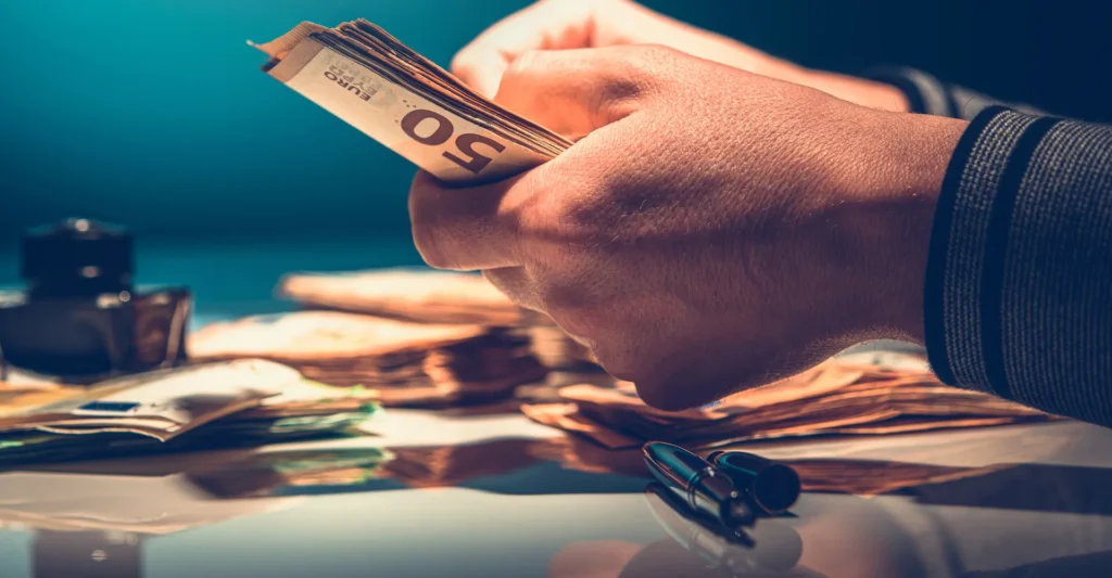 Empreendedor MEI calculando e retirando seu próprio salário