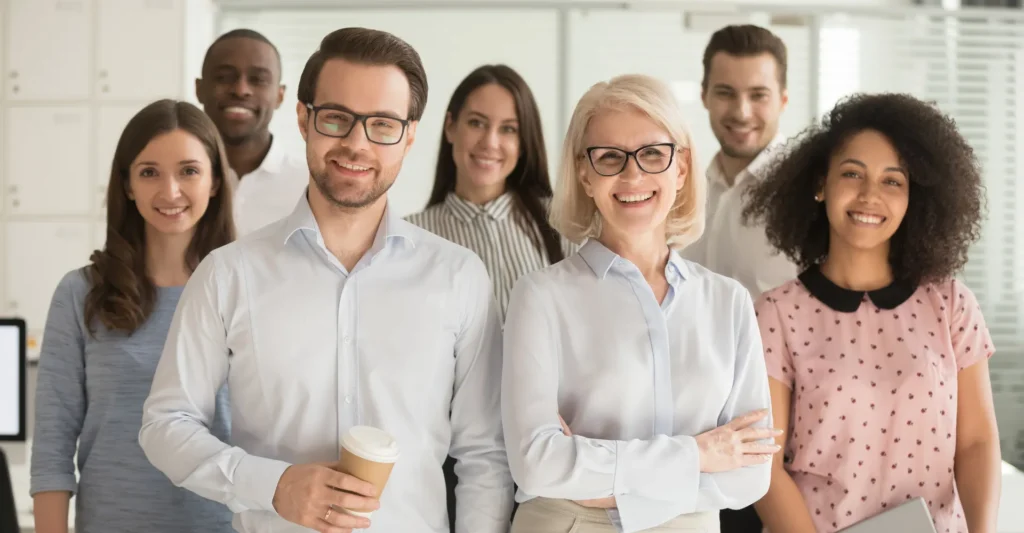 Equipe sorrindo em escritório promovendo bem-estar dos colaboradores