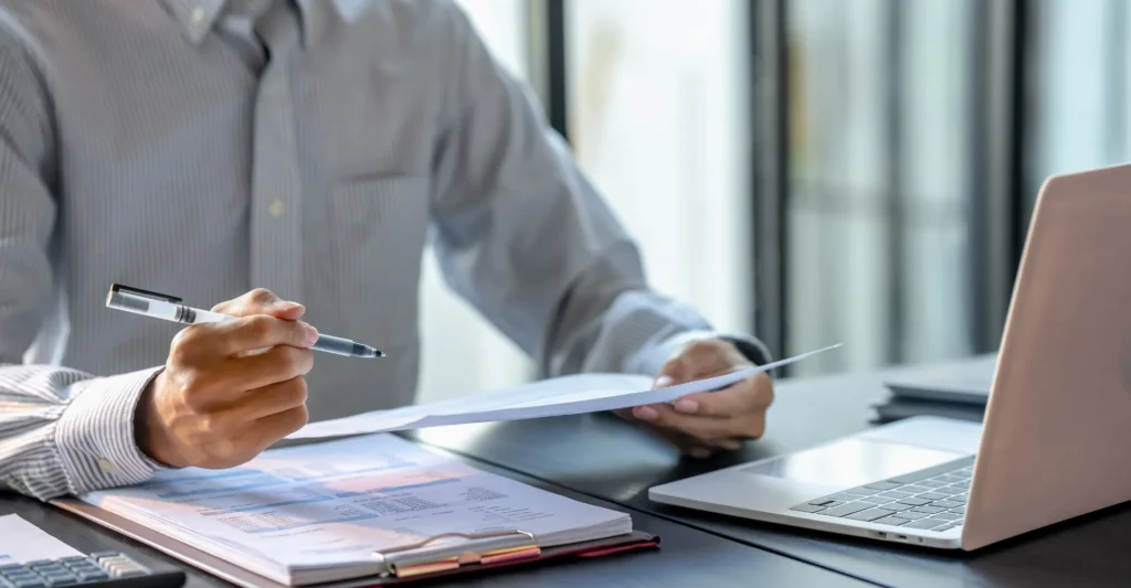 Análise de CNAE e enquadramento empresarial para registro no CRA-RJ