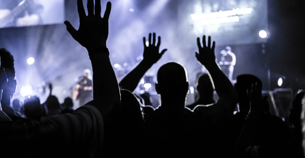 Liderança religiosa analisando adequações da Lei do Silêncio e regularização acústica da igreja